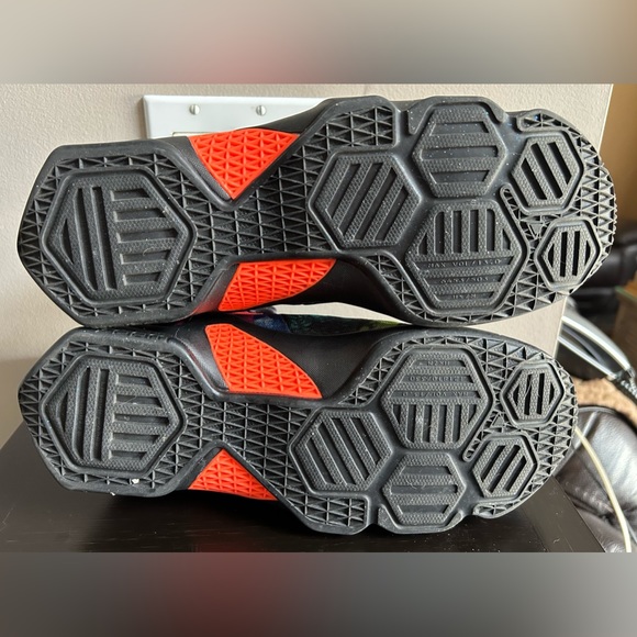 EUC NIKE Lebron James Sneakers - authentic - Picture 5 of 6